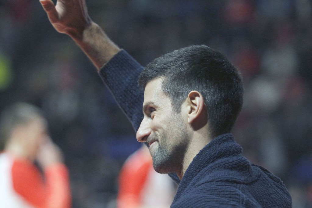 OPA! Ko je zgodna plavuša sa kojom je Novak uhvaćen sinoć u Beogradu na utakmici Crvene zvezde (FOTO)