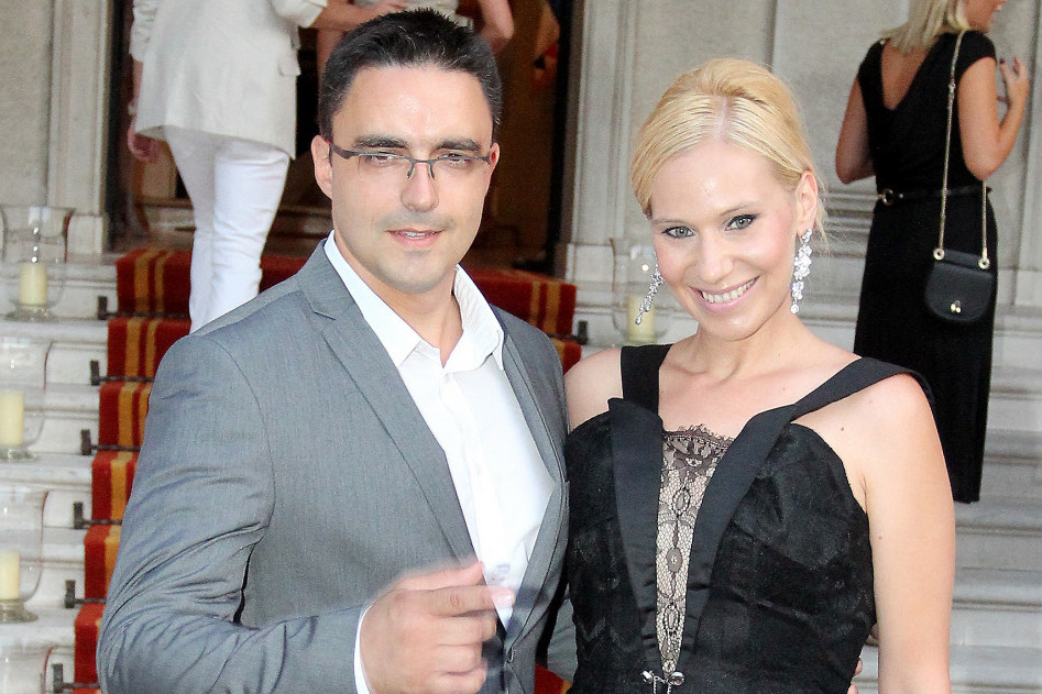 Da istina je! OVAJ POZNATI MUŠKARAC priznao da je ON povod za krah braka Marije Veljković i njenog supruga Milana (FOTO) Da istina je! OVAJ POZNATI MUŠKARAC priznao da je ON povod za krah braka Marije Veljković i njenog supruga Milana (FOTO)