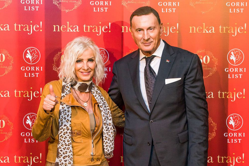 Umešala se DRUGA ŽENA: Cakanin muž učinio ono čega se oduvek plašila! Pevačica ne želi nikoga da vidi, sve miriše na RAZVOD Umešala se DRUGA ŽENA: Cakanin muž učinio ono čega se oduvek plašila! Pevačica ne želi nikoga da vidi, sve miriše na RAZVOD