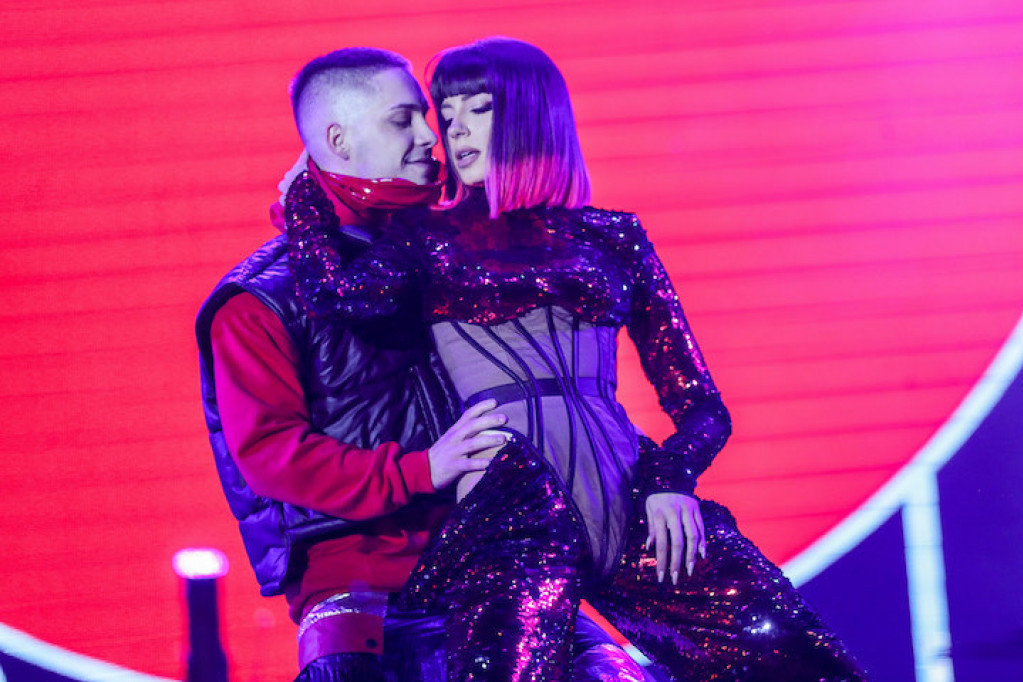 Sve pršti od emocija i strasti: Sara Jo dočekala Novu godinu na sceni u naručju svog prezgodnog dečka Slovenca (FOTO)