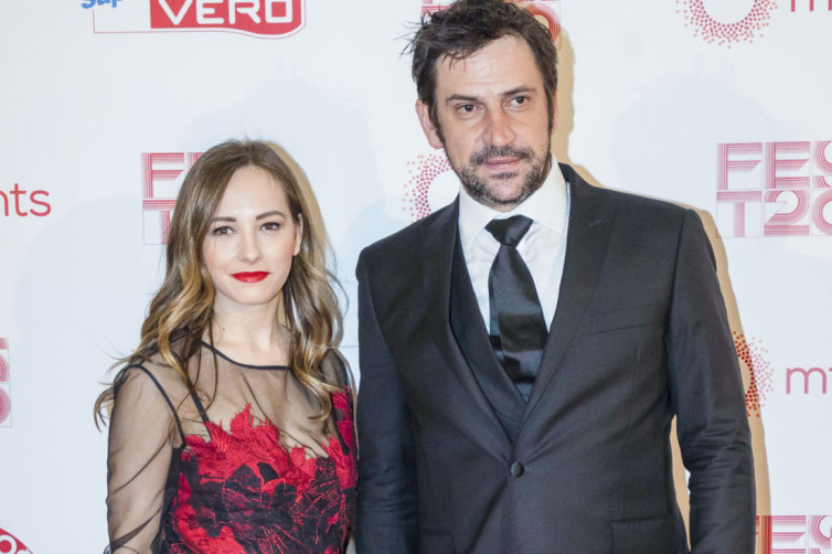 Tajno se venčali! Jovana Stojiljković sa voljenim stala pred matičara, glamurozna venčanica će vas oduševiti (FOTO) Tajno se venčali! Jovana Stojiljković sa voljenim stala pred matičara, glamurozna venčanica će vas oduševiti (FOTO)