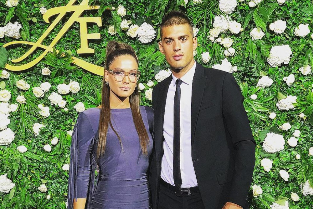 Mala Adrijana Savić zvezda Instagrama: Ćerka Mirke i Vujadina izrasla u prelepu devojčicu, pogledajte samo tu frizuru (FOTO) Mala Adrijana Savić zvezda Instagrama: Ćerka Mirke i Vujadina izrasla u prelepu devojčicu, pogledajte samo tu frizuru (FOTO)