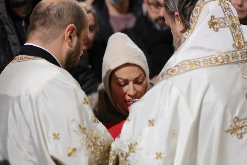 Ceca se u ponoć pričestila u Hramu Svetog Save, ali ovog puta društvo joj je pravio ON (FOTO) Ceca se u ponoć pričestila u Hramu Svetog Save, ali ovog puta društvo joj je pravio ON (FOTO)