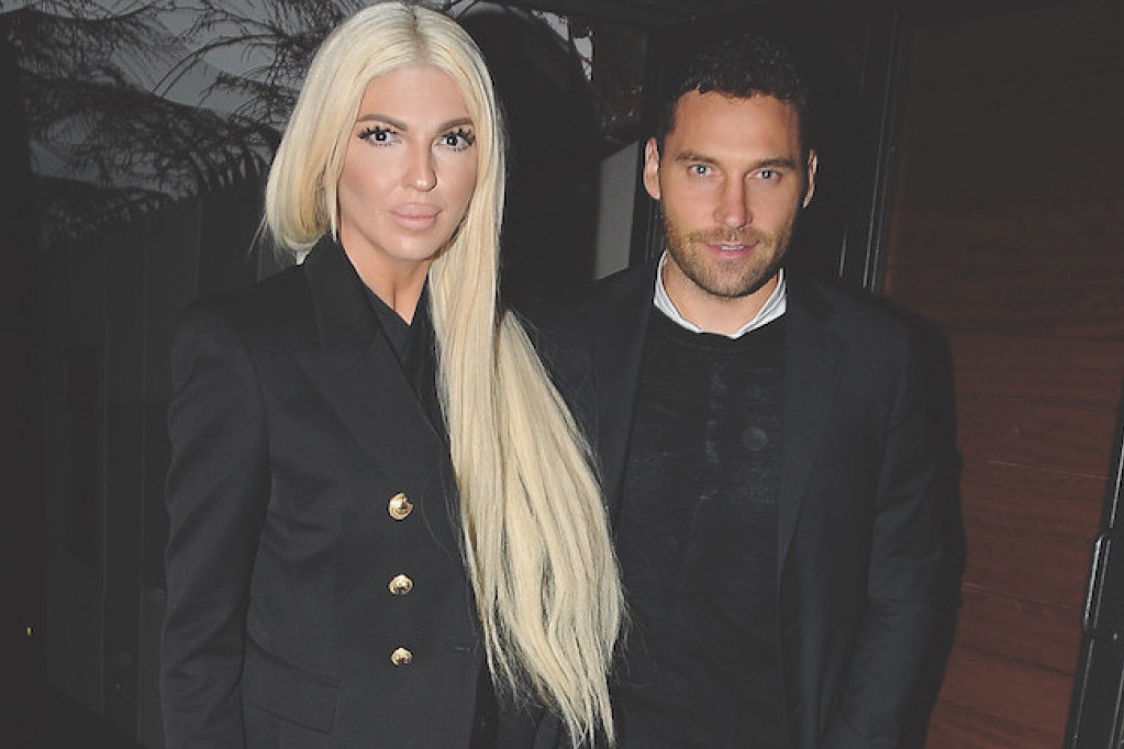 Nikad viđena fotografija: Jelena Karleuša okružena Duškovom porodicom iz Orlovata, jedan detalj će vas ŠOKIRATI (FOTO) Nikad viđena fotografija: Jelena Karleuša okružena Duškovom porodicom iz Orlovata, jedan detalj će vas ŠOKIRATI (FOTO)
