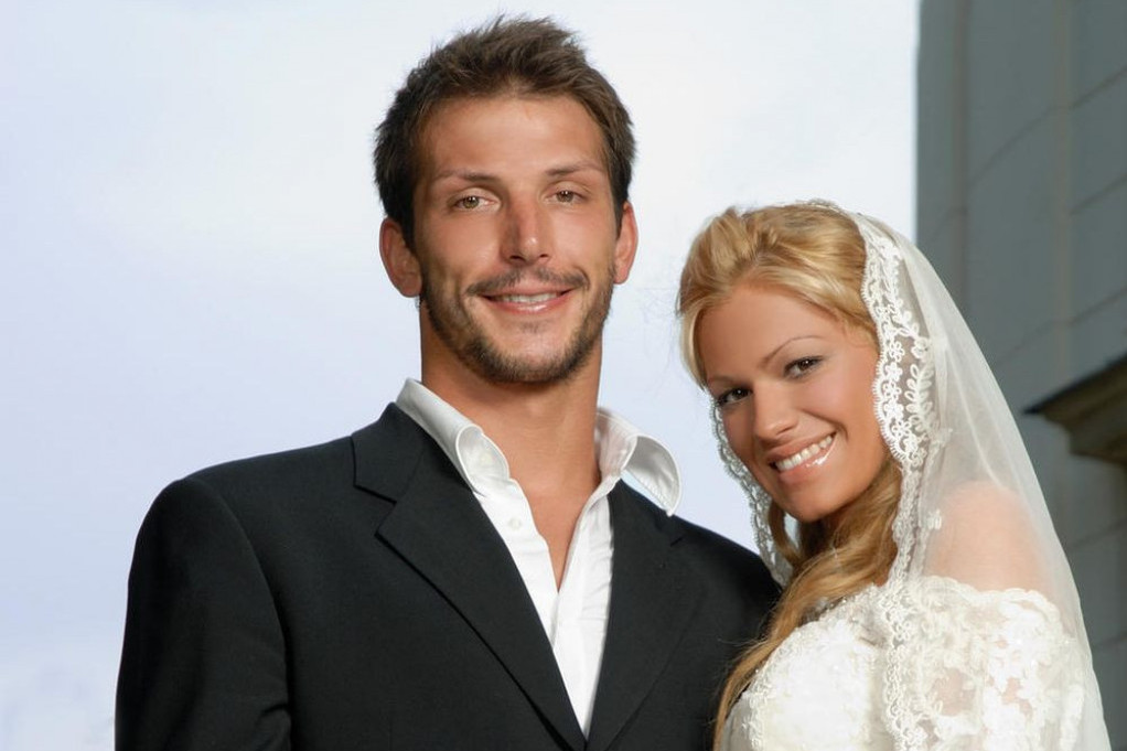 Nikada ovakvo ponašanje neće zaboraviti: Fotografija sa svadbe Dače Ikodinovića i Nataše Bekvalac otkriva šta njegovi roditelji misle o njoj Nikada ovakvo ponašanje neće zaboraviti: Fotografija sa svadbe Dače Ikodinovića i Nataše Bekvalac otkriva šta njegovi roditelji misle o njoj