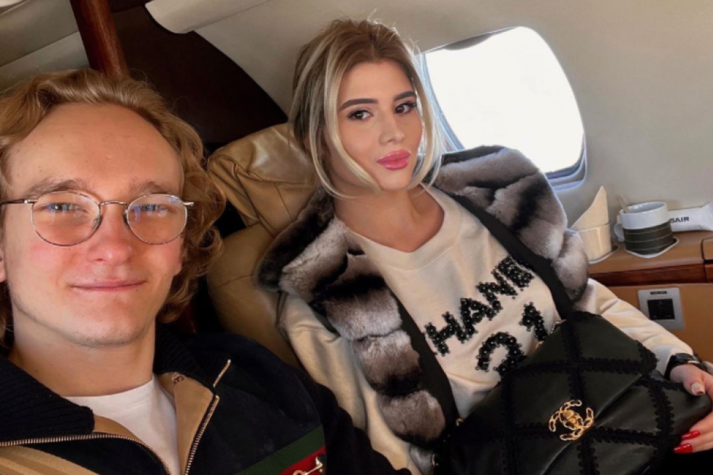 Stigle fotografije sa letovanja: Kristina Mitrović i njen dečko milijarder uskladili outfite, svi gledaju šta im je ovo na nogama