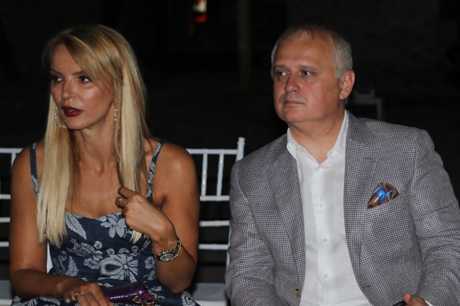 Supruga Gorana Vesića u bikiniju je sve što treba da vidite: Političaru svi zavide jer mu je žena OVAKAV AVION (FOTO) Supruga Gorana Vesića u bikiniju je sve što treba da vidite: Političaru svi zavide jer mu je žena OVAKAV AVION (FOTO)