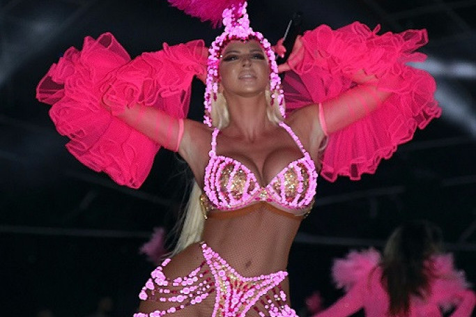 Zapalila Dubai: Jelena Karleuša sinoć napravila istoriju na najvećem splavu na svetu, pogledajte zašto (FOTO/VIDEO) Zapalila Dubai: Jelena Karleuša sinoć napravila istoriju na najvećem splavu na svetu, pogledajte zašto (FOTO/VIDEO)
