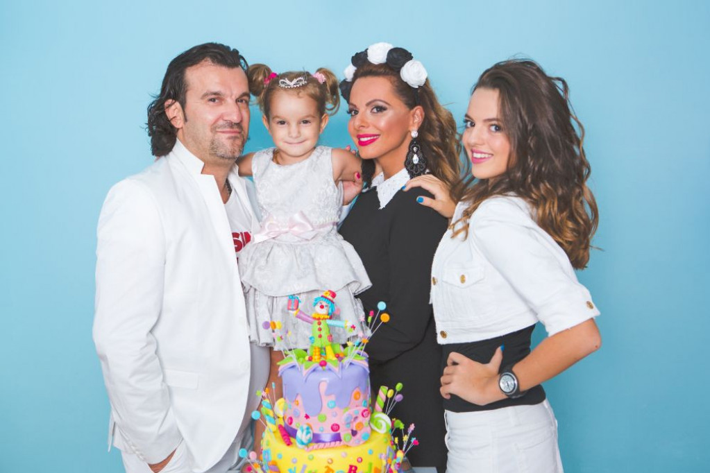 A pričali su da je Lukasova kopija! Mala Viktorija je PORASLA i njena lepota će vas OSTAVITI BEZ TEKSTA (FOTO) A pričali su da je Lukasova kopija! Mala Viktorija je PORASLA i njena lepota će vas OSTAVITI BEZ TEKSTA (FOTO)