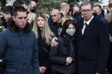 Sahrana Ksenije Vučić:Milica i Danilo slomljeni na majčinom ispraćaju, predsednik Vučić jednim potezom rasplakao sve (FOTO)