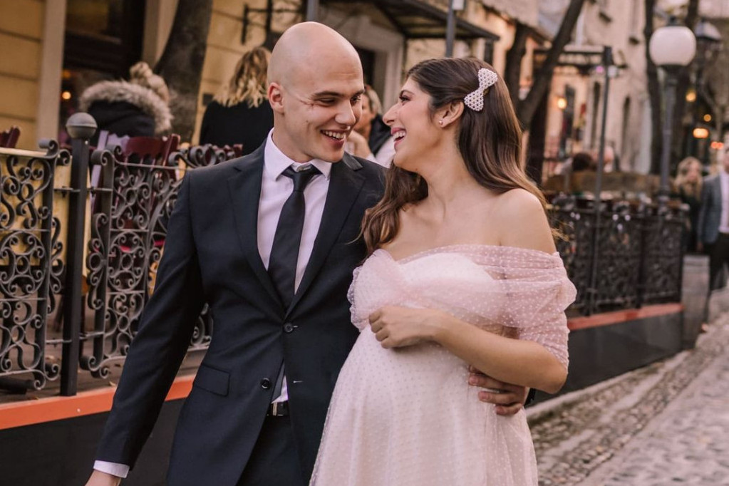 OPA! OVA GLUMICA je ušla u bračni život Miše Dragičevića i Olje Bacić i više ništa neće biti isto (FOTO) OPA! OVA GLUMICA je ušla u bračni život Miše Dragičevića i Olje Bacić i više ništa neće biti isto (FOTO)