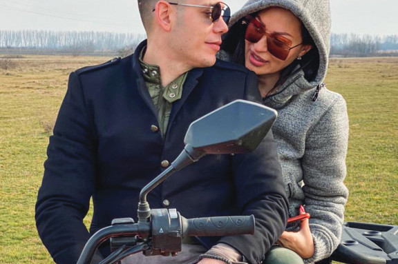 Ne ispušta je iz ruku: Evo koga grli Bogdan Srejović nakon rastanka od Cece Ražnatović (FOTO) Ne ispušta je iz ruku: Evo koga grli Bogdan Srejović nakon rastanka od Cece Ražnatović (FOTO)
