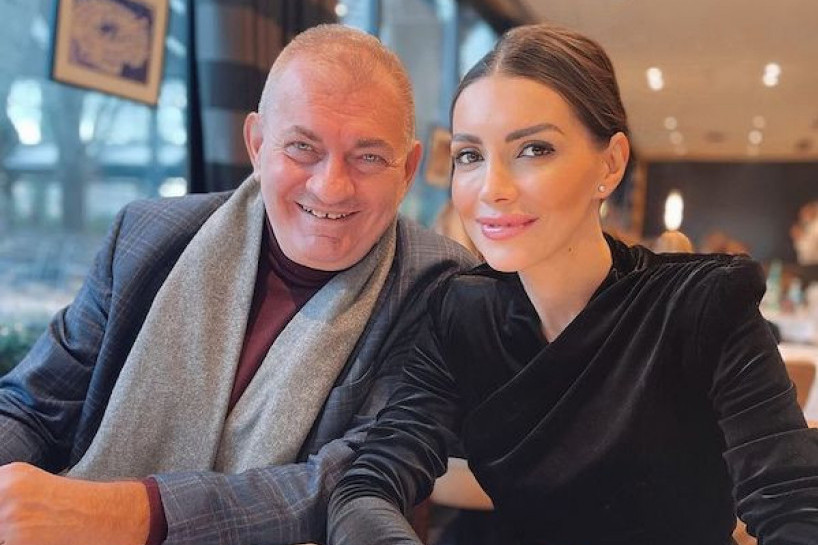 Luksuz koji će vas oduševiti: Zavirite u dom voditeljke “Slagalice” Jelene Simić i njenog 18 godina starijeg supruga (FOTO) Luksuz koji će vas oduševiti: Zavirite u dom voditeljke “Slagalice” Jelene Simić i njenog 18 godina starijeg supruga (FOTO)