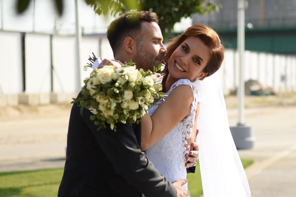 Dve veridbe, dve venčanice i slavlje iz snova! Adriana Čortan dobila je sve, a suprugu uskratila jedinu želju (FOTO) Dve veridbe, dve venčanice i slavlje iz snova! Adriana Čortan dobila je sve, a suprugu uskratila jedinu želju (FOTO)