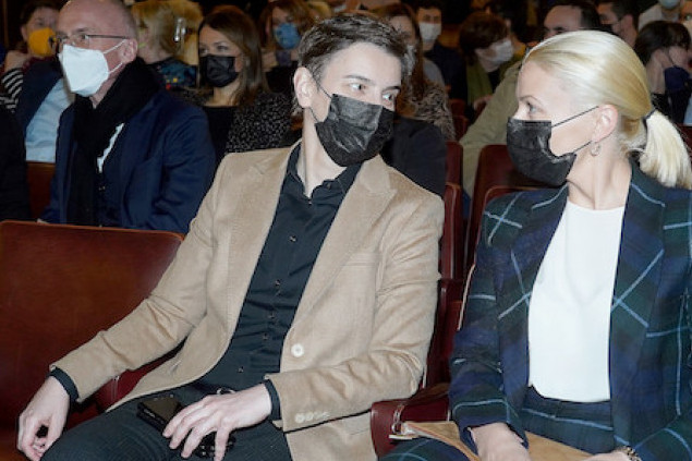 Posle dužeg vremena u javnosti: Pogledajte zašto su sinoć SVI gledali u premijerku Anu Brnabić i njenu partnerku Milicu (FOTO) Posle dužeg vremena u javnosti: Pogledajte zašto su sinoć SVI gledali u premijerku Anu Brnabić i njenu partnerku Milicu (FOTO)