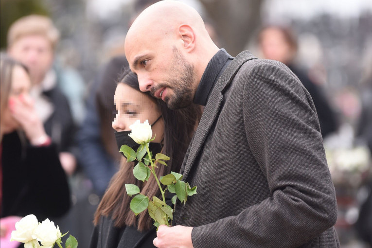 Grobljem odjekuju jecaji devojčice za majkom: Sahranjena Snežana Pantić, muž Đorđe i ćerka slomljeni (FOTO) Grobljem odjekuju jecaji devojčice za majkom: Sahranjena Snežana Pantić, muž Đorđe i ćerka slomljeni (FOTO)