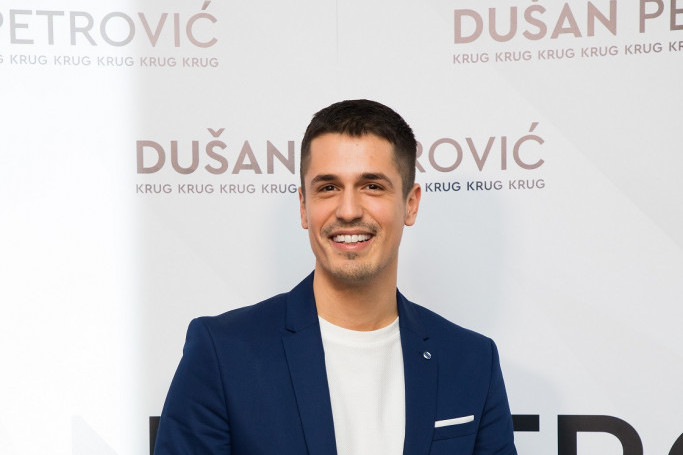 On je zadužen za fotografije svih srpskih zvezda, a sada je snimio pesmu: Dušan Petrović iskreno o estradi (VIDEO) On je zadužen za fotografije svih srpskih zvezda, a sada je snimio pesmu: Dušan Petrović iskreno o estradi (VIDEO)