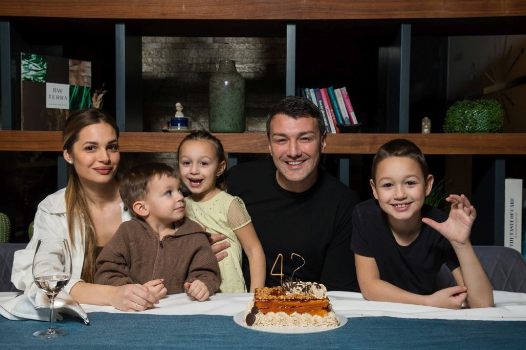 NIJE LAKO: Vlada Mandić otkriva kako je ćerka iz prvog braka prihvatila maćehu Jasminu i njihovo troje dece NIJE LAKO: Vlada Mandić otkriva kako je ćerka iz prvog braka prihvatila maćehu Jasminu i njihovo troje dece