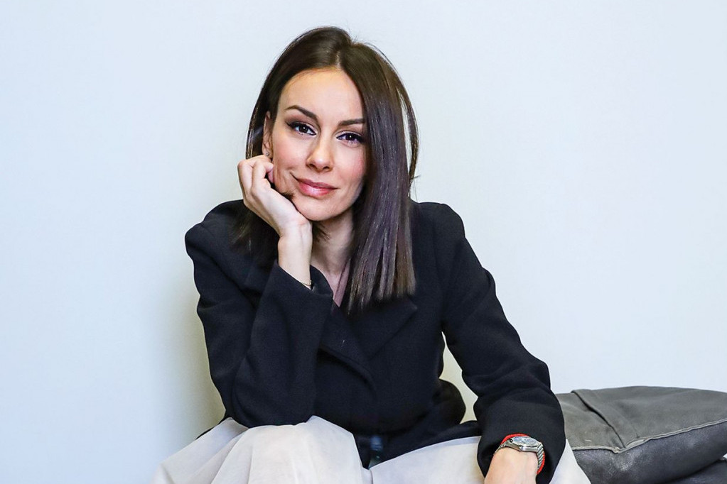 Rekla je zbogom šminkanju i friziranju: Juče smo fotografisali Slobodu Mićalović u prirodnom izdanju i svi je komentarišu Rekla je zbogom šminkanju i friziranju: Juče smo fotografisali Slobodu Mićalović u prirodnom izdanju i svi je komentarišu