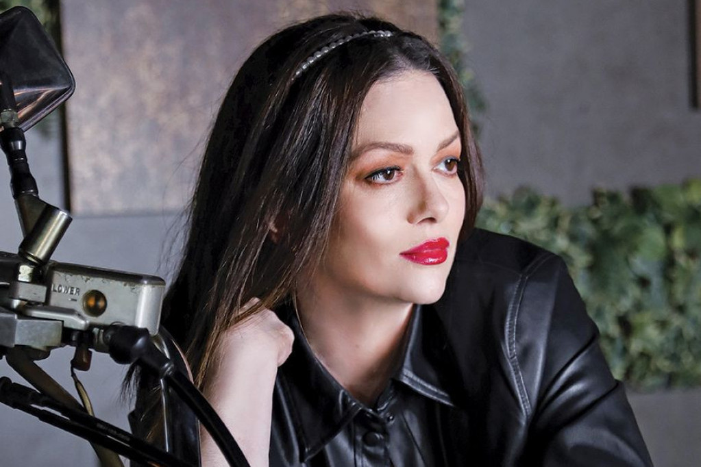 Uslikana kako se ljubi u javnosti sa POZNATIM KOLEGOM: Ivana Peters prvi put posle razvoda uhvaćena i to SA NJIM (FOTO) Uslikana kako se ljubi u javnosti sa POZNATIM KOLEGOM: Ivana Peters prvi put posle razvoda uhvaćena i to SA NJIM (FOTO)