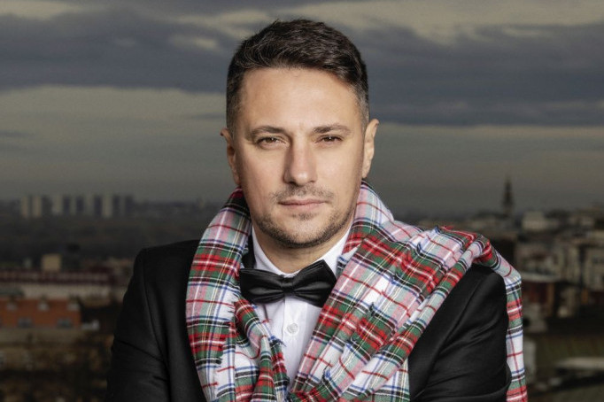 Dodir leđa o leđa...Andrija Milošević uhvaćen u prisnom odnosu sa zgodnom brinetom! Svi je znate i udata je (FOTO) Dodir leđa o leđa...Andrija Milošević uhvaćen u prisnom odnosu sa zgodnom brinetom! Svi je znate i udata je (FOTO)