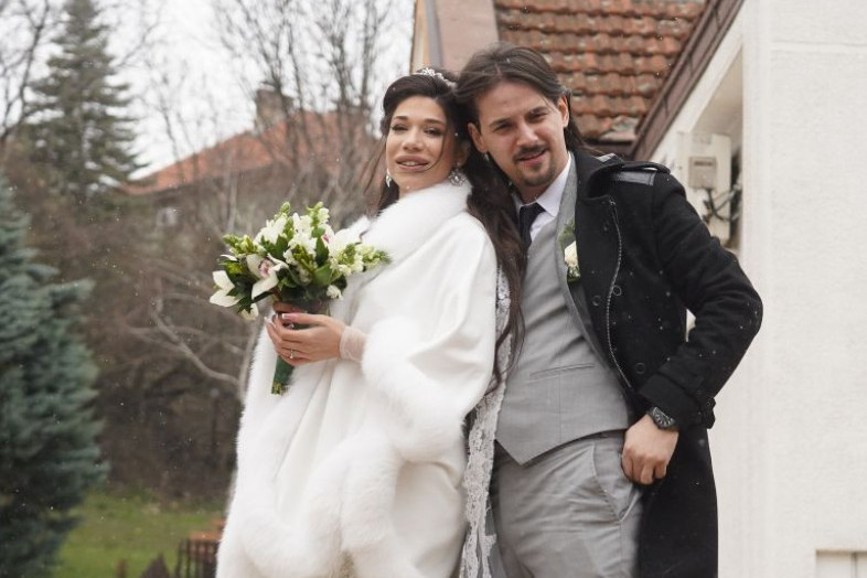 Tata nije uspeo da ode na Evroviziju, ali danas ima veliki razlog za slavlje! Pogledajte prve fotografije svadbe Lukasovog sina Tata nije uspeo da ode na Evroviziju, ali danas ima veliki razlog za slavlje! Pogledajte prve fotografije svadbe Lukasovog sina