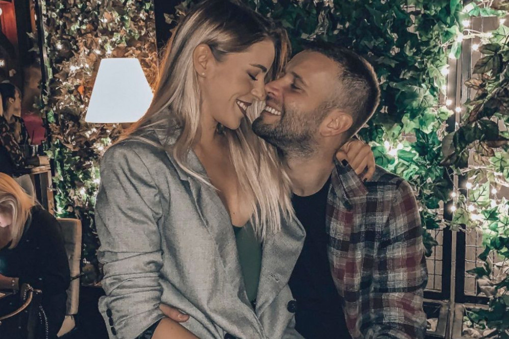 Da li je bolji frajer od Vladana? Supruga frontmena Magla benda pokazala s kim ga je ZAMENILA (FOTO) Da li je bolji frajer od Vladana? Supruga frontmena Magla benda pokazala s kim ga je ZAMENILA (FOTO)