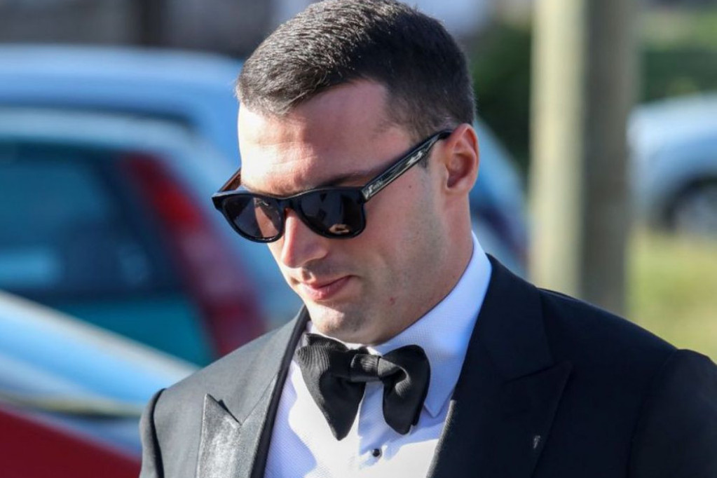 Poljubac u ponoć od nove devojke Mile: Pogledajte ekskluzivne fotografije sa luksuzne proslave rođendana Đorđa Kuljića Poljubac u ponoć od nove devojke Mile: Pogledajte ekskluzivne fotografije sa luksuzne proslave rođendana Đorđa Kuljića