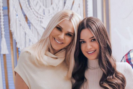 Ćerka Nataše Bekvalac je prava zvezda Instagrama: Mlada i prezgodna pokazala stajling koji sve tinejdžerke žele da iskopiraju (FOTO) Ćerka Nataše Bekvalac je prava zvezda Instagrama: Mlada i prezgodna pokazala stajling koji sve tinejdžerke žele da iskopiraju (FOTO)