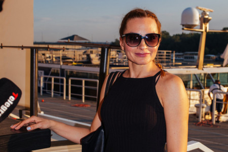 Dubravka Mijatović uslikana kako se ljubi na ulici sa posebnim muškarcem, svi ga znate: Ljubav nije tajna (FOTO) Dubravka Mijatović uslikana kako se ljubi na ulici sa posebnim muškarcem, svi ga znate: Ljubav nije tajna (FOTO)
