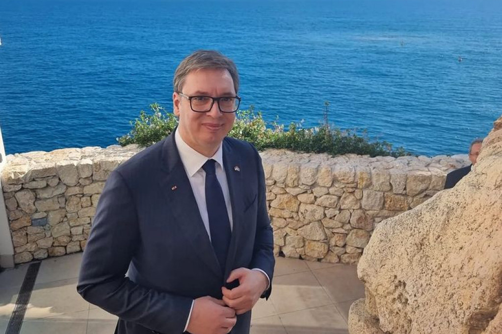 Nikad viđena fotografija: Predsednik Vučić u majčinom zagrljaju u dvorištu porodične kuće, jedna stvar će vas IZNENADITI Nikad viđena fotografija: Predsednik Vučić u majčinom zagrljaju u dvorištu porodične kuće, jedna stvar će vas IZNENADITI
