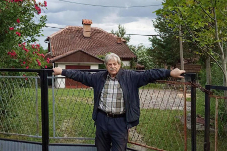 Bratu je poklonio rodnu u kuću, a odmah do nje sazidao još lepšu: Zavirite u seosko gazdinstvo Ljubivoja Ršumovića (FOTO)