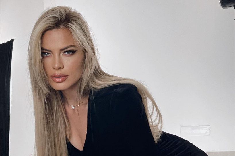 Skromna crvena kuća na kraju sela Bunibrod: Milica Pavlović se ne stidi da pokaže dom u kom je rasla, jedan detalj će vas rasplakati (FOTO) Skromna crvena kuća na kraju sela Bunibrod: Milica Pavlović se ne stidi da pokaže dom u kom je rasla, jedan detalj će vas rasplakati (FOTO)