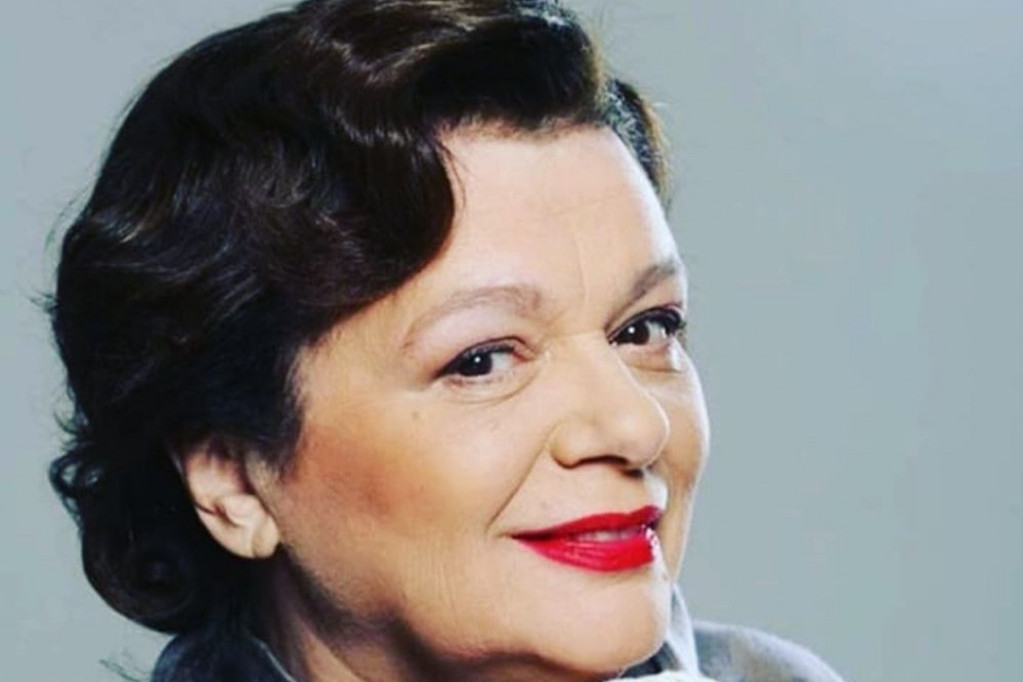 NOVI DEČKO Jelice Sretenović više nije tajna! MNOGO MLAĐI, prezgodan, ljube se na plaži u Crnoj Gori! Pogledajte fotke NOVI DEČKO Jelice Sretenović više nije tajna! MNOGO MLAĐI, prezgodan, ljube se na plaži u Crnoj Gori! Pogledajte fotke