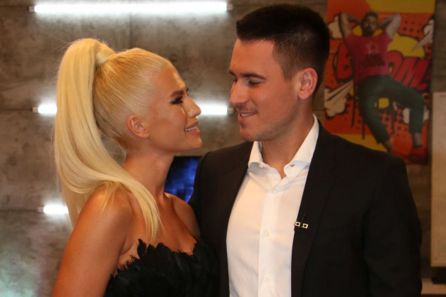 Prvo pa muško: Saška Veselinov prvi put na televiziji sa dečkom Đorđem otkrila ONO ŠTO SVI ČEKAMO (FOTO) Prvo pa muško: Saška Veselinov prvi put na televiziji sa dečkom Đorđem otkrila ONO ŠTO SVI ČEKAMO (FOTO)