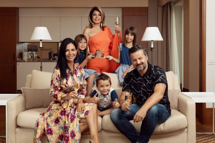 Dom iz kog se uvek čuje graja: Zavirite u porodičnu oazu Nede Ukraden u kojoj glavnu reč vode njeni unuci (FOTO) Dom iz kog se uvek čuje graja: Zavirite u porodičnu oazu Nede Ukraden u kojoj glavnu reč vode njeni unuci (FOTO)