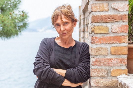 Bravo kraljice: Vesna Trivalić sinoć je prošetala 30 GODINA MLAĐEG zgodnog frajera! Pogledajte kako joj stoji (FOTO) Bravo kraljice: Vesna Trivalić sinoć je prošetala 30 GODINA MLAĐEG zgodnog frajera! Pogledajte kako joj stoji (FOTO)