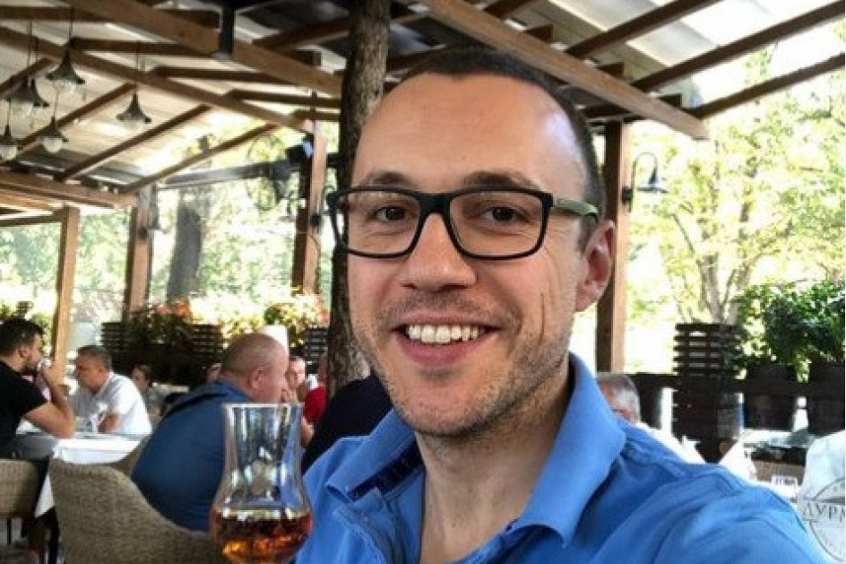 Bane Mojićević se LUDO ZALJUBIO u NJU, SUPRUGU jednog od najmoćnijih ljudi u državi! Detalji AFERE o kojoj se do sada samo šaputalo (FOTO)