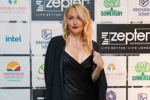 Jednostavna i elegantna: Voditeljka Ana Pendić ponela haljinu koja se već danas mora naći u vašem garderoberu (FOTO) Jednostavna i elegantna: Voditeljka Ana Pendić ponela haljinu koja se već danas mora naći u vašem garderoberu (FOTO)