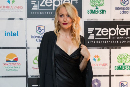 Jednostavna i elegantna: Voditeljka Ana Pendić ponela haljinu koja se već danas mora naći u vašem garderoberu (FOTO) Jednostavna i elegantna: Voditeljka Ana Pendić ponela haljinu koja se već danas mora naći u vašem garderoberu (FOTO)