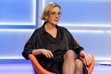 Sin Olje Bećković ima dugu kosu i problematičnu prošlost: Pogledajte jedinu fotku naslednika slavne voditeljke, da li liči na nju? Sin Olje Bećković ima dugu kosu i problematičnu prošlost: Pogledajte jedinu fotku naslednika slavne voditeljke, da li liči na nju?