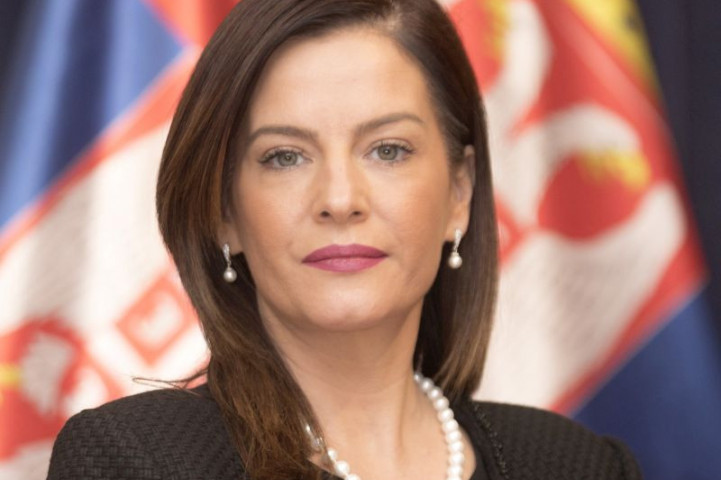 Ministarka u providnoj košulji: Poslednje izdanje Marije Obradović ne prestaje da se komentariše (FOTO)