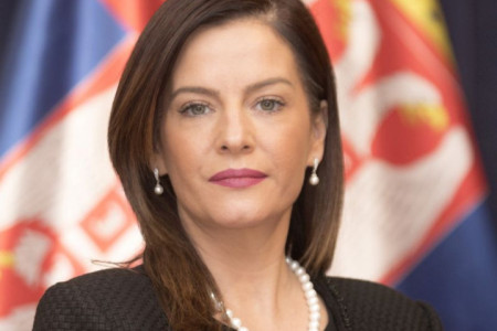 Ministarka u providnoj košulji: Poslednje izdanje Marije Obradović ne prestaje da se komentariše (FOTO)