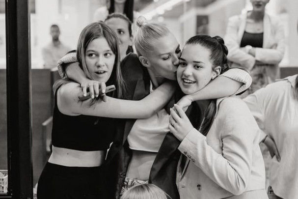Ćerke od rođenih sestara TOLIKO RAZLIČITE: Fotografija otkriva istinu o odnosu Hane Ikodinović i Petre Martinović Ćerke od rođenih sestara TOLIKO RAZLIČITE: Fotografija otkriva istinu o odnosu Hane Ikodinović i Petre Martinović