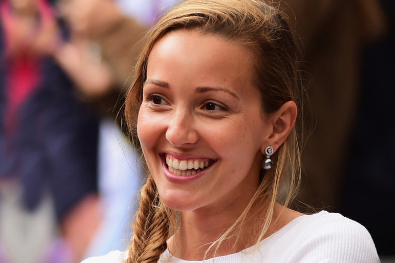Ovakva se pojavila pred fotoreporterima: Jelena Đoković frizurom iznenadila sve, kažu da žena najboljeg tenisera mora više da se potrudi Ovakva se pojavila pred fotoreporterima: Jelena Đoković frizurom iznenadila sve, kažu da žena najboljeg tenisera mora više da se potrudi