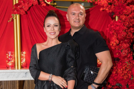 Jelka do plafona, ukrasi unikatni, samo još irvasi nedostaju: Zavirite u praznično dekorisan dom Slađe Alegro, oduševićete se (FOTO)