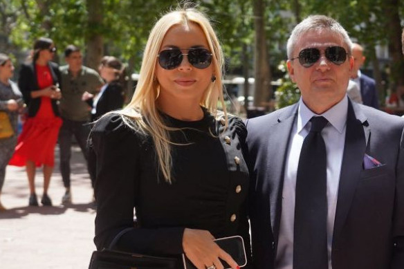 Slavlje u porodici Stojković: Piksi i Snežana SIJAJU OD SREĆE sin u odelu SPREMAN ZA VELIKI DAN (FOTO)