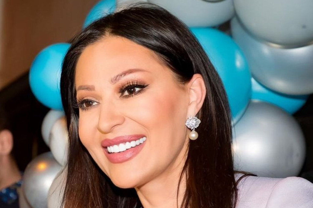 Jasno je na koga su ona i Lidija povukle lepotu: Ceca objavila porodični portret Veličkovića, njena majka ODUZIMA DAH Jasno je na koga su ona i Lidija povukle lepotu: Ceca objavila porodični portret Veličkovića, njena majka ODUZIMA DAH