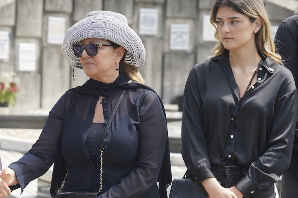 Čaršija će se opet naslađivati: Na pomenu Mrki svi ostali u čudu zbog njegove prve supruge Daše, Bekutina reakcija sve govori (FOTO) Čaršija će se opet naslađivati: Na pomenu Mrki svi ostali u čudu zbog njegove prve supruge Daše, Bekutina reakcija sve govori (FOTO)
