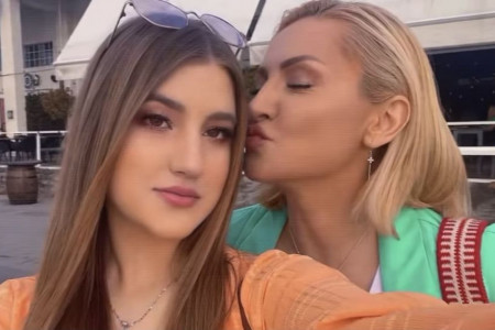 Čija je suknja kraća? Goca Tržan sa ćerkom Lenom uslikana u provodu, možete li da verujete da su se ovako obukle? (FOTO) Čija je suknja kraća? Goca Tržan sa ćerkom Lenom uslikana u provodu, možete li da verujete da su se ovako obukle? (FOTO)